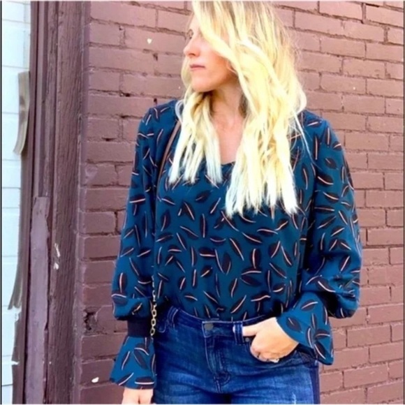 CAbi Shadow Leaf Blouse Women's Size XL Ruffle Finish Flutter Sleeves Blue - Picture 1 of 5